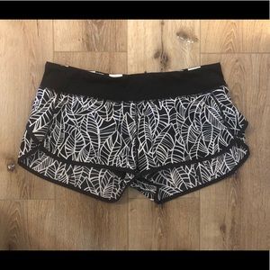 Lululemon Speed short wht/blk tropical print 10